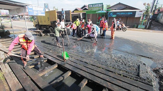 MASIH TERBATAS: Jumlah petugas kebersihan di Berau dianggap masih sangat terbatas.