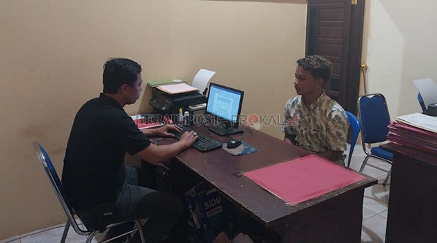 BARU MENYESAL: Pelaku MK (20) hanya bisa menyesali perbuatannya saat diperiksa penyidik Polsek Teluk Bayur, Selasa (24/1).