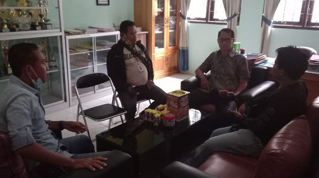 CARI INFORMASI: Jajaran Satreskrim Polsek Sambaliung mendatangi SD 001 Sambaliung untuk memastikan informasi penculikan di sekolah tersebut.