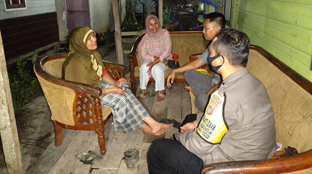 RUTIN BERI IMBAUAN: Babinkamtibmas Polres Berau memberikan imbauan kamtibmas ke masyarakat.