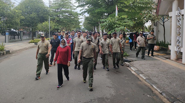 JAGA KESEHATAN DAN KEBUGARAN: Dandim 0902/BRU Letkol Inf Dony Fatra bersama Asisten III Setkab Berau Maulidiyah, berada di barisan depan saat jalan sehat, sebelum kembali berkumpul di halaman kantor bupati Berau untuk merenggangkan otot dengan SKJ 88 bers