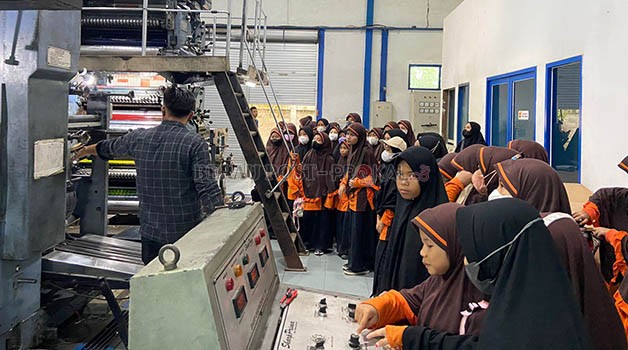 KUNJUNGAN: Puluhan murid MI Al-Ihsan Tanjung Redeb menyimak penjelasan awak cetak Berau Post.