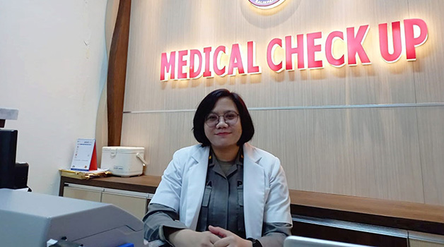 PENGABDIAN: dr Kartika sangat menikmati perannya sebagai polisi sekaligus dokter di RS Bhayangkara Balikpapan.