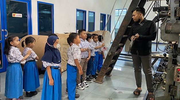 BERI PEMAHAMAN: Para murid Pendidikan Usia Dini (PAUD) Tunas Indonesia antusias melihat dan mendengar proses percetakan koran di Gedung Biru.