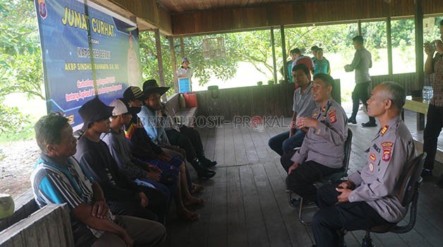SERAP ASPIRASI: Wakapolres Berau berbincang dengan petani di wilayah RT 5 Kampung Maluang, Gunung Tabur, Jumat (3/2).