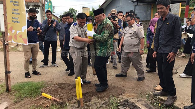 BATAS TANAH: Wakil Bupati Berau Gamalis bersama Kajari Berau Nislianudin dan jajaran BPN Berau, melakukan pencanangan gerakan masyarakat pemasangan tanda batas di wilayah Berau, yang juga dilakukan serentak secara nasional, kemarin.