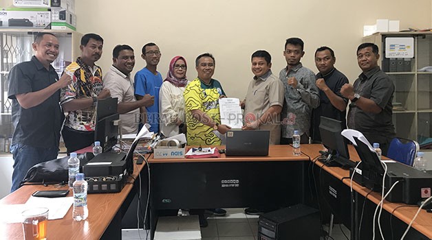 KEMBALIKAN BERKAS: Taupan Madjid bersama perwakilan cabor pendukungnya, melakukan pengembalian berkas kepada tim penjaringan dan penyaringan Musorkab KONI Berau, kemarin (5/2).