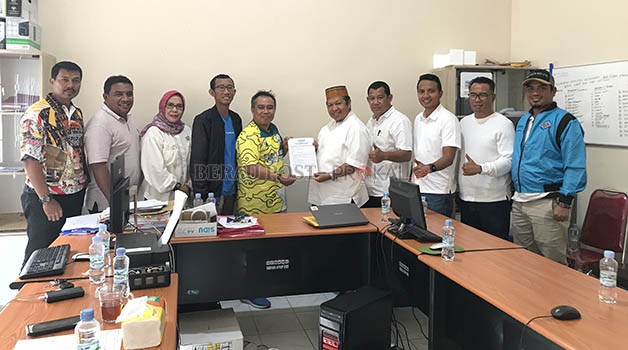 SIAP TAMPIL: Najemuddin bersama pengurus cabor pendukungnya, mengembalikan berkas kepada tim penjaringan dan penyaringan Musorkab KONI Berau, Minggu (5/2) lalu.