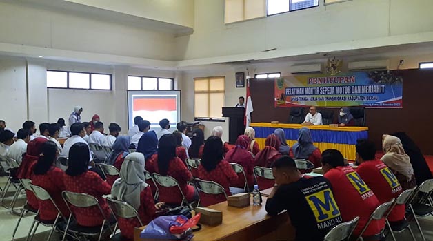 TINGKATKAN SDM: Pelatihan montir sepeda motor dan menjahit yang diadakan Disnakertrans Berau.