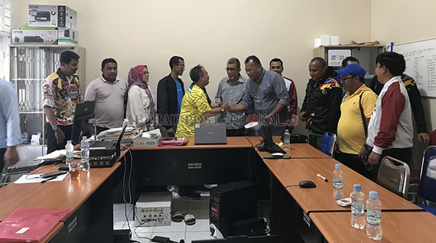 TINGKATKAN PRESTASI: La Ode Ilyas bersama pengurus cabor pendukungnya, saat melakukan pengembalian berkas kepada tim penjaringan dan penyaringan Musorkab KONI Berau, Minggu (5/2) lalu.