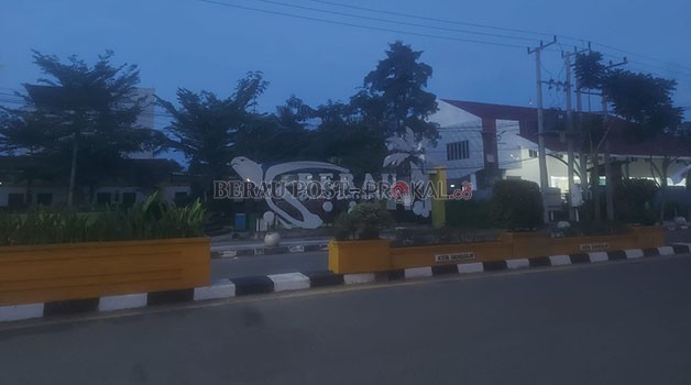 GELAP GULITA: Lampu landmark Berau di Jalan S.A Maulana masih padam. Disbudpar Berau turut prihatin.