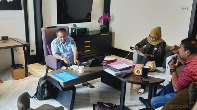 TERUS BEKERJA: Tim penjaringan saat melakukan tahapan verifikasi berkas tiga kandidat Bacalon Ketua KONI Berau, periode 2023-2027.