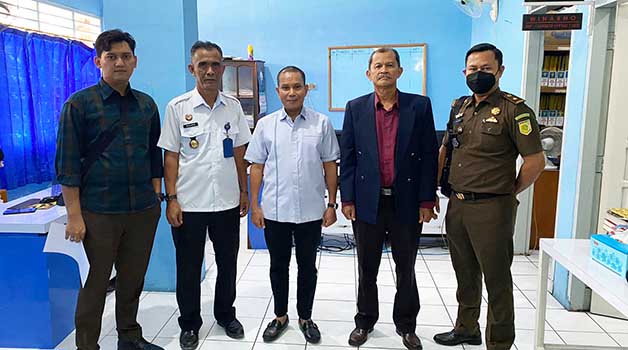 DATANG SENDIRI: Oknum anggota DPRD Berau Jasmine Hambali, didampingi Penasihat Hukumnya Abdullah, diantar oleh tim Kejari Berau ke Rutan Tanjung Redeb, kemarin (8/2).