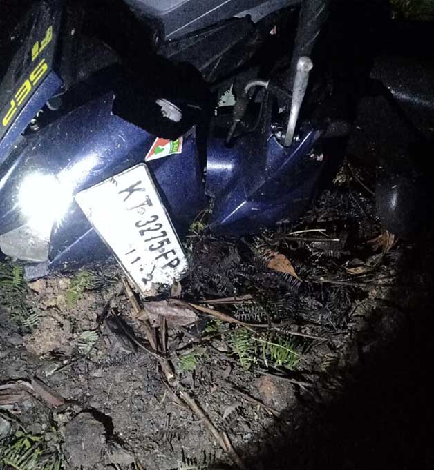 RINGSEK: Kondisi motor yang ditunggangi korban terlihat tak berbentuk usai dilindas truk 10 roda di poros Labanan, Selasa (7/2) malam.