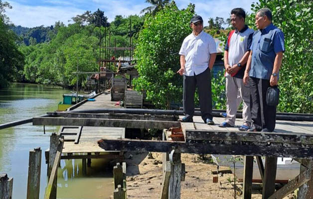 TINJAU LOKASI: Ketua Komisi III DPRD Berau Saga melihat lokasi jembatan yang terputus pasca-banjir yang terjadi beberapa waktu lalu.