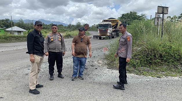 MEDIASI: Masyarakat yang menyampaikan aspirasi terkait ditutupnya jalur kilometer 19 oleh PT Berau Coal, yang dimediasi oleh Ketua DPRD Berau, Madri Pani.