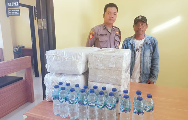 BARANG BUKTI: Puluhan botol berisi minuman  keras jenis ciu diamankan Polsek Bidukbiduk.