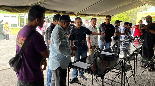 ANTUSIAS TINGGI: Wakil Bupati Berau Gamalis bersama Danyonarmed 18/Komposit/Buritkang, Letkol Arm Khoirul Cahyadi dalam acara Car Free Day di Yonarmed/18/Komposit/Buritkang.