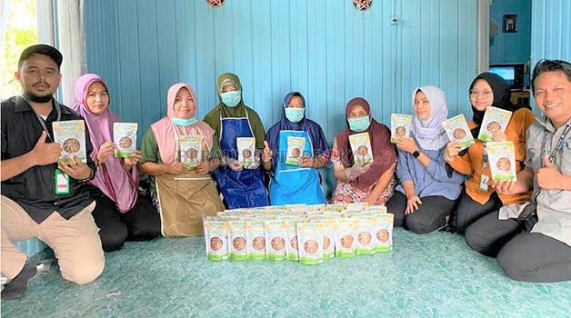 RUMAH PRODUKSI: Dukungan kemasan premium yang diserahkan perwakilan Berau Coal di rumah produksi Berkah Mina Chips Kampung Tasuk, pada 6 Februari 2023 lalu.