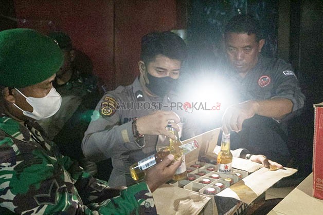 SUMBER PAD: Tim gabungan menyita minuman beralkohol saat menggelar razia beberapa waktu lalu.