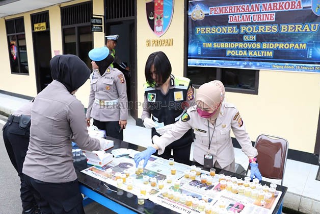 PENERTIBAN: Jajaran Propam Polres Berau hingga Polda Kaltim saat melakukan tes urine dan memeriksa kedisiplinan anggota Polres Berau.