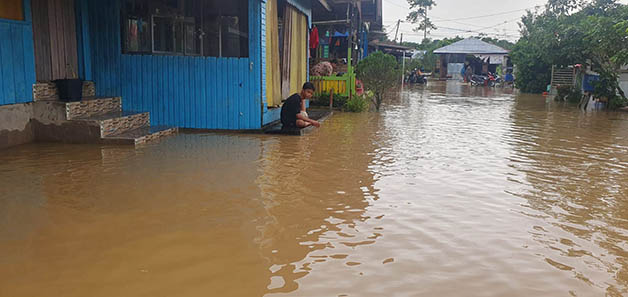 BERPOTENSI SEMAKIN PARAH: Hingga kini belum ada tanda banjir yang melanda sejumlah kampung di empat kecamatan akan mereda, menyusul arus dari hulu sungai masih deras dan curah hujan masih cukup tinggi.
