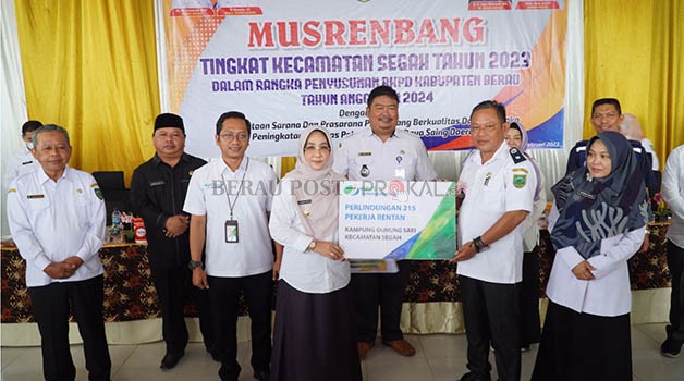 KAKAM PEDULI: Bupati Berau Sri Juniarsih didampingi Kepala BPJS Ketenagakerjaan Sonny Alonsye menyerahkan langsung secara simbolis penghargaan kepada Kakam Gunung Sari, atas partisipasinya dalam program Kakam Peduli Warga, kemarin.