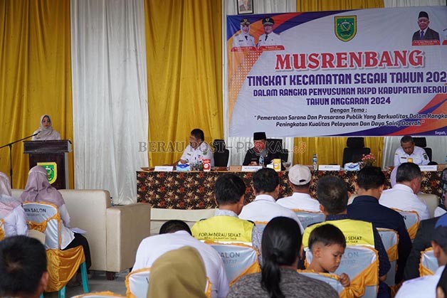 AGENDA TAHUNAN: Bupati Berau Sri Juniarsih bersama Ketua DPRD Berau Madri Pani, serta sejumlah pejabat OPD saat melaksanakan musrenbang di Kecamatan Segah, kemarin.