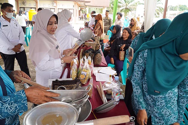DI SELA MUSRENBANG: Bupati Berau Sri Juniarsih, saat meninjau produk UMKM masyarakat Kampung Bukit Makmur.