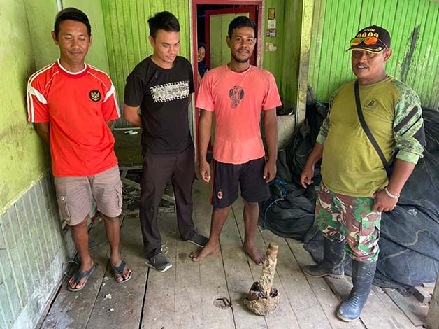 TERSISA SATU: Benda yang diduga rudal bekas perang dunia ditemukan nelayan Talisayan saat melaut.