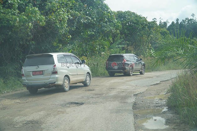 AKAN MULUS: Jalan menuju pesisir selatan saat ini masih banyak yang rusak, namun dengan upaya Pemkab Berau memperjuangkan anggaran ke Pemerintah Provinsi, diperkirakan tahun depan jalanan dari Kecamatan Sambaliung hingga Biatan akan mulus.