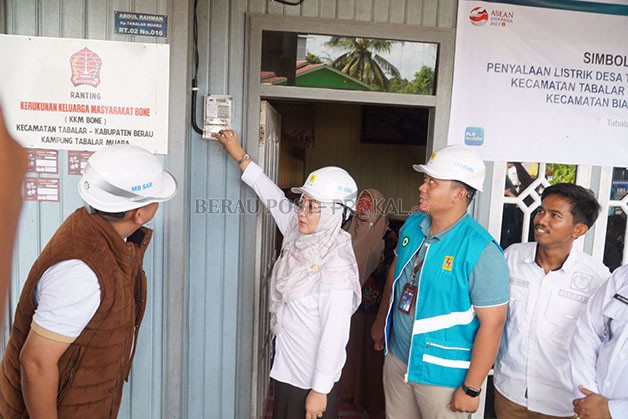 DIRESMIKAN: Bupati Berau Sri Juniarsih, bersama perwakilan PLN saat meresmikan penyalaan listrik di Kampung Tabalar Muara dan Biatan, kemarin.