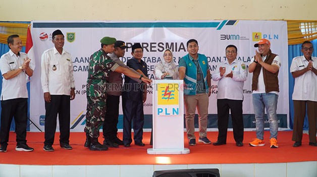 24 JAM: Bupati Berau Sri Juniarsih meresmikan listrik Tabalar Muara. Sehingga masyarakat setempat bisa menikmati listrik sepanjang hari.