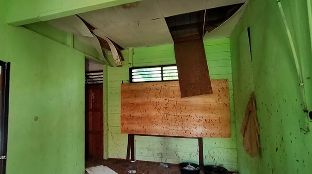 BUTUH PERBAIKAN: Sejumlah sudut di kantor Kecamatan Bidukbiduk yang kondisinya sudah memprihatinkan.