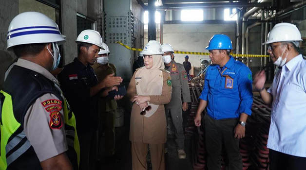 MENINJAU: Bupati Berau Sri Juniarsih bersama Wakil Bupati Berau Gamalis, didampingi perwakilan manajemen PT IPB saat mengunjungi PLTU Lati, kemarin.