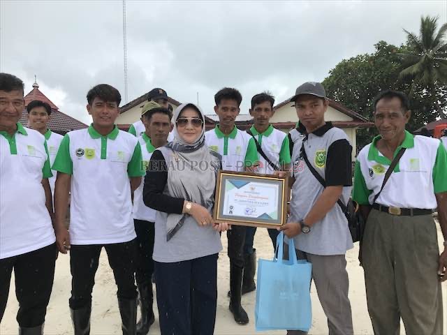 TERLIBAT PROGRAM LINGKUNGAN: Perwakilan PT Jabontara Eka Karsa menerima langsung piagam penghargaan atas kinerja pengelolaan sampah, yang diserahkan oleh Bupati Berau, Sri Juniarsih, dalam acara peringatan Hari Peduli Sampah Nasional (HPSN), kemarin.