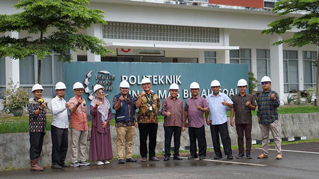 KUNJUNGAN: Wabup Kutai Barat Edyanto Arkan bersama Kepala Disnakertrans Berau Masrani mengunjungi Politeknik Sinar Mas Berau Coal dan disambut Ketua Yayasan Dharma Bhakti Berau Coal Horas P. Pardede, Direktur Politeknik Sinar Mas Berau Coal Kris Adi Nugra