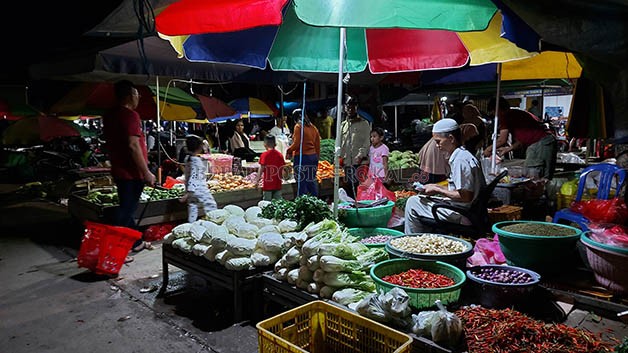 MENGUNTUNGKAN: Pasar subuh yang terletak di area parkir belakang Pasar Sanggam Adji Dilayas.