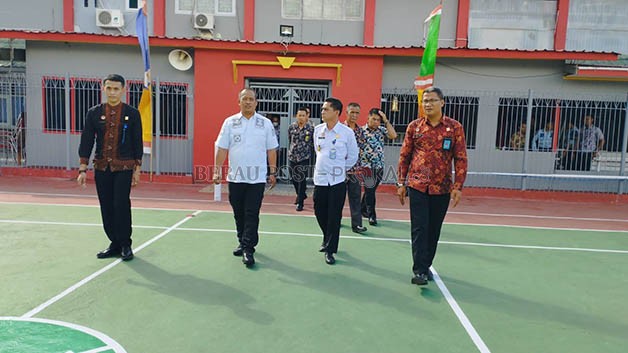 KUNJUNGAN: Direktur Perawatan Kesehatan dan Rehabilitasi Direktorat Jendral Pemasyarakatan (Dirkaswat Ditjenpas) Elly Yuzar, saat berkunjung ke Rutan Kelas II B Tanjung Redeb, Kamis (9/3)