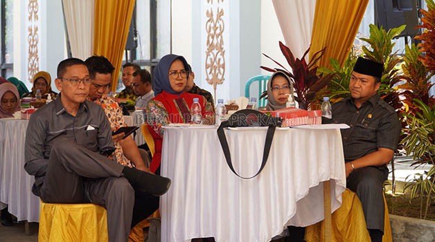 MUSRENBANG: Anggota Komisi II DPRD Berau Elita Herlina dan anggota DPRD lainnya, saat mengikuti musrenbang di Kecamatan Sambaliung, kemarin.