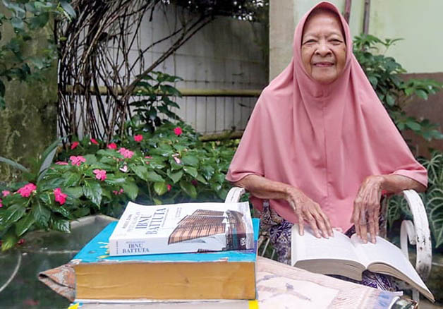 TERUS MEMBACA: Achadiati mengisi waktu rehatnya dengan membaca buku atau manuskrip atau merawat anggrek di kebun rumahnya.