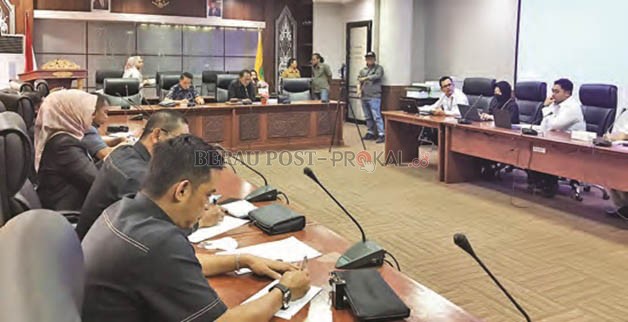 BAHAS LISTRIK: Komisi II DPRD Berau saat Rapat Dengar Pendapat (RDP) bersama Manajemen PLN UP3 Berau dan PT  Indo Pusaka Berau (IPB), kemarin.