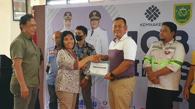PIAGAM: Safril Rizki Waluyo selaku Dept Head Human Capital PAMA BMO Jobsite Berau Coal menerima piagam dari Kabid Penempatan dan Perluasan Kerja Dinas Ketenagakerjaan dan Transmigrasi (Disnakertrans) Berau, Risdauli Sinaga.