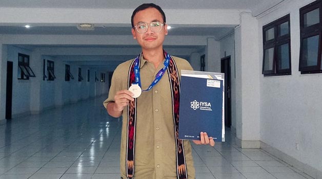 PRESTASI MEMBANGGAKAN: Sugeng Santoso diganjar penghargaan dalam YISF atas inovasi yang digagasnya.