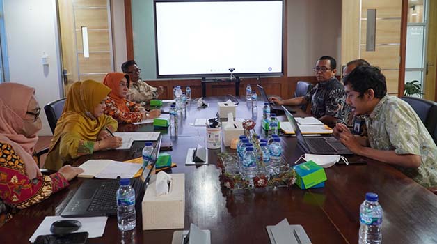 MINTA KLARIFIKASI: Bupati Berau Sri Juniarsih didampingi Kepala BKPP, Sri Eka Takarianti dan Plt Sekretaris Dinas Pendidikan, Ambo Sakka saat mengunjungi Direktorat Jenderal Guru dan Tenaga Kependidikan, Kemendikbudristek beberapa waktu lalu.