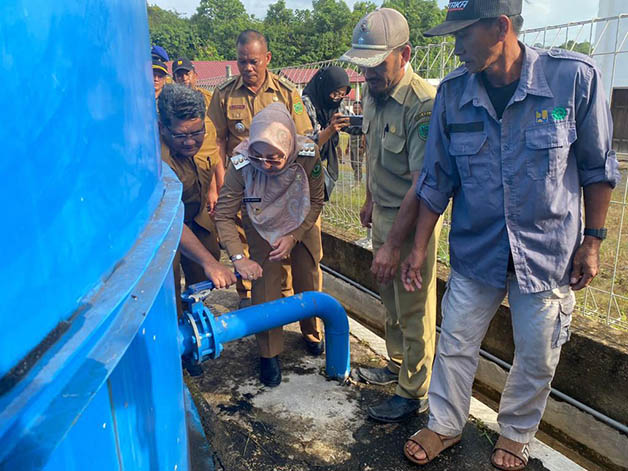 PENUHI KEBUTUHAN DASAR: Bupati Berau Sri Juniarsih saat meresmikan SPAM Long Beliau, Kecamatan Kelay, kemarin.