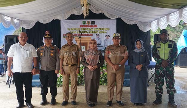 FOTO BERSAMA: Bupati Berau Sri Juniarsih (tengah) bersama jajaran pemerintahan, serta CSR Advisor PT Berau Coal, Horas Parsaulian Pardede, foto bersama dalam peresmian Kantor Kepala Kampung Long Lanuk.