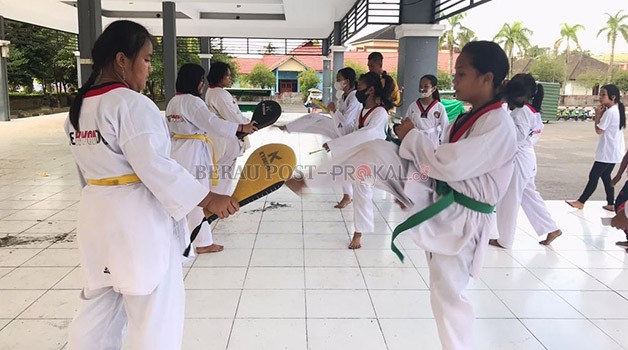 TERUS LATIHAN: Cabor Taekwondo ogah mengendurkan latihan atletnya, hal itu dilakukan agar atlet selalu dalam keadaan fit dan lebih siap jika ada pertandingan.