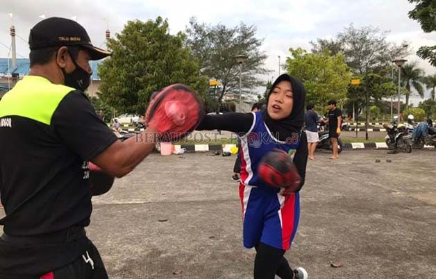 LEBIH RINGAN: Atlet Tinju tetap menjalani latihan selama Ramadan, namun porsinya dikurangi.