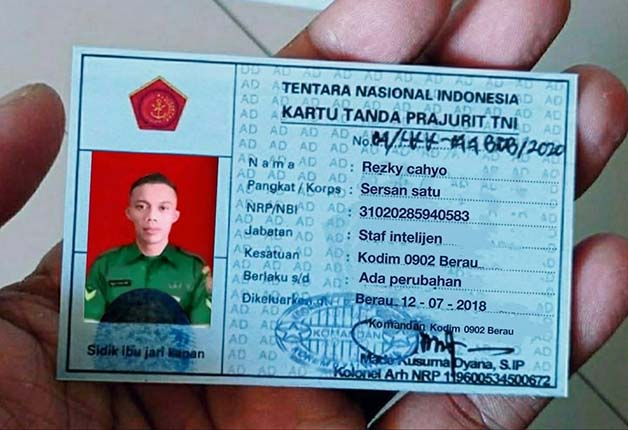 GADUNGAN: Dua kartu tanda prajurit yang beredar di jejaring grup WhatsApp dipastikan palsu.